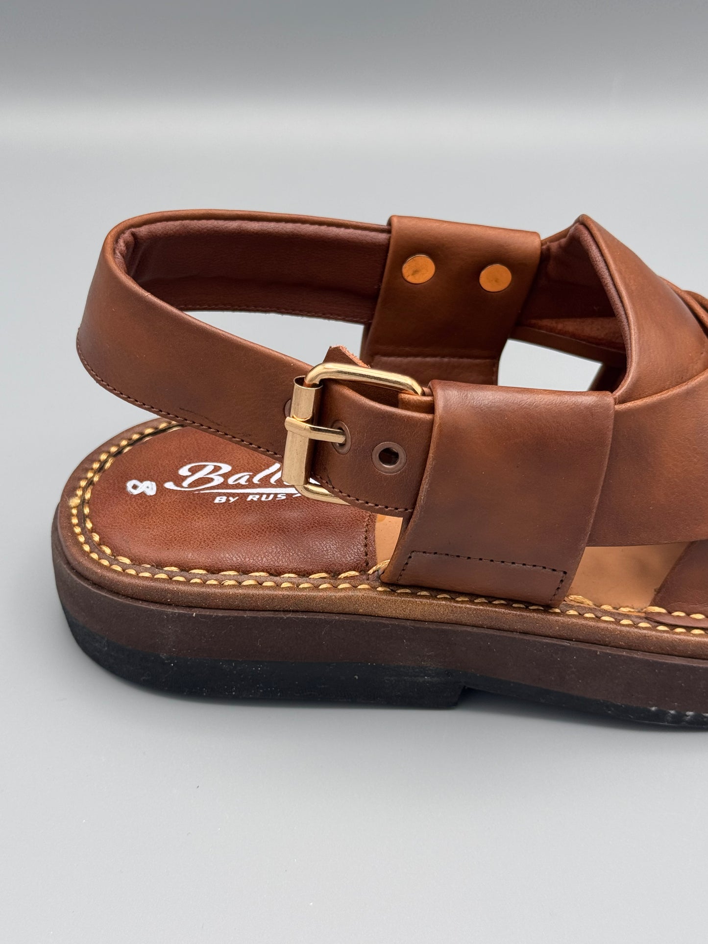 Kaptaan chappal (Raees series)